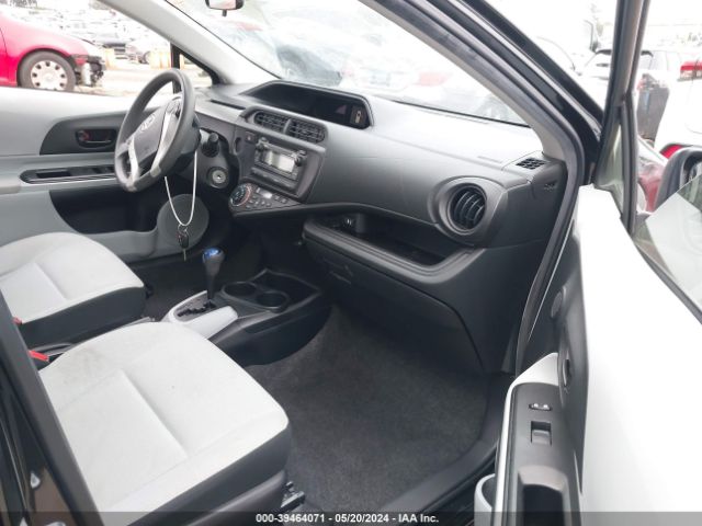 JTDKDTB32E1564255 Toyota Prius C One