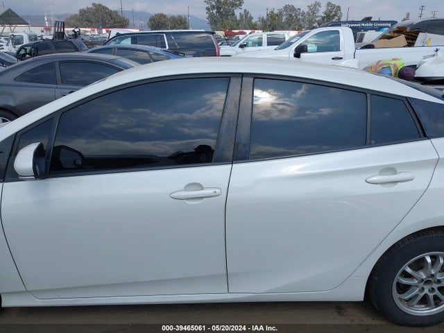 Toyota Prius Two 2016 JTDKBRFU0G3011705 Image 14