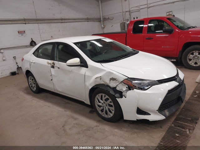 Toyota COROLLA LE 2018 5YFBURHE8JP767748 головне зображення