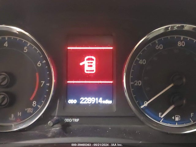 Toyota COROLLA LE 2018 5YFBURHE8JP767748 Image 15