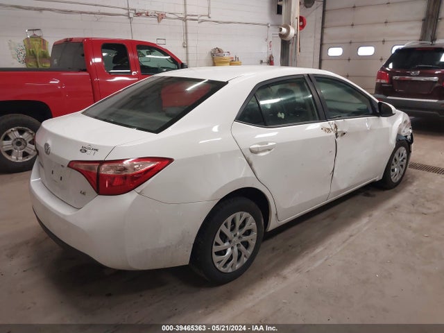 Toyota COROLLA LE 2018 5YFBURHE8JP767748 Image 4
