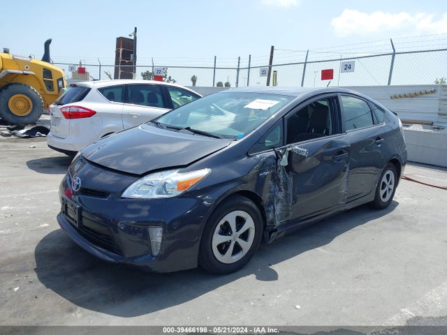 Toyota Prius Two 2015 JTDKN3DU1F0425356 Image 2