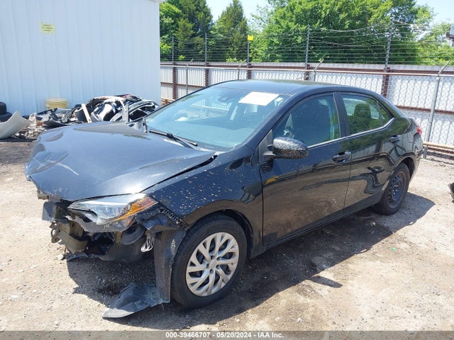 Toyota COROLLA LE 2018 5YFBURHE3JP755636 Image 2