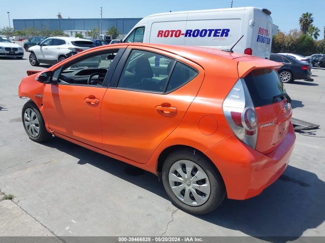 Toyota Prius C Three 2014 JTDKDTB35E1062923 Image 3