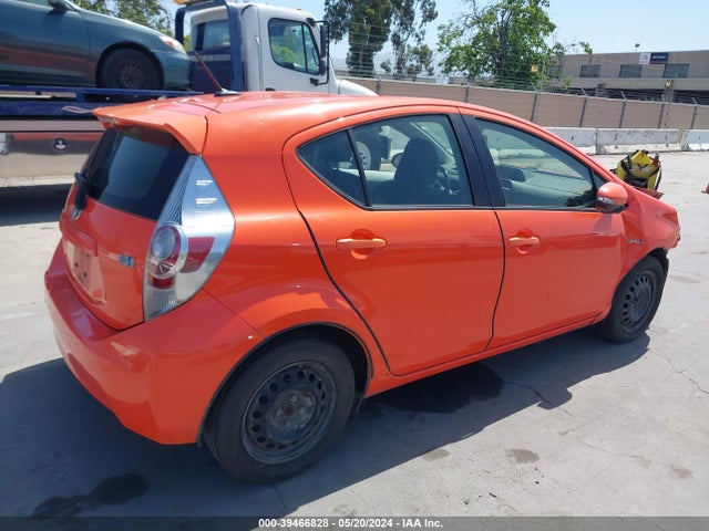 Toyota Prius C Three 2014 JTDKDTB35E1062923 Image 4