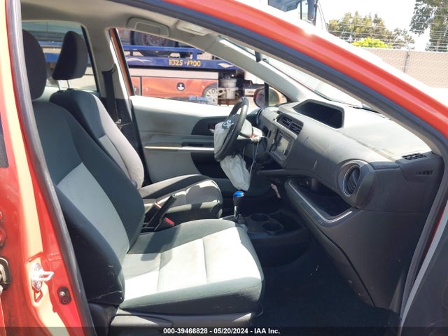 Toyota Prius C Three 2014 JTDKDTB35E1062923 Image 5