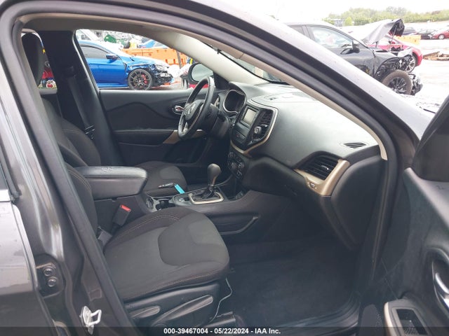 1C4PJLCB3HW662514 Jeep Cherokee Latitude Fwd