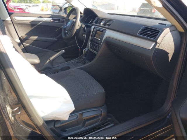 1VWAT7A3XHC047833 Volkswagen Passat 1.8t S