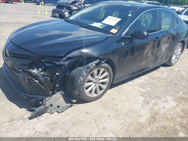 Toyota CAMRY LE 2018 JTNB11HK8J3047144 Image 2