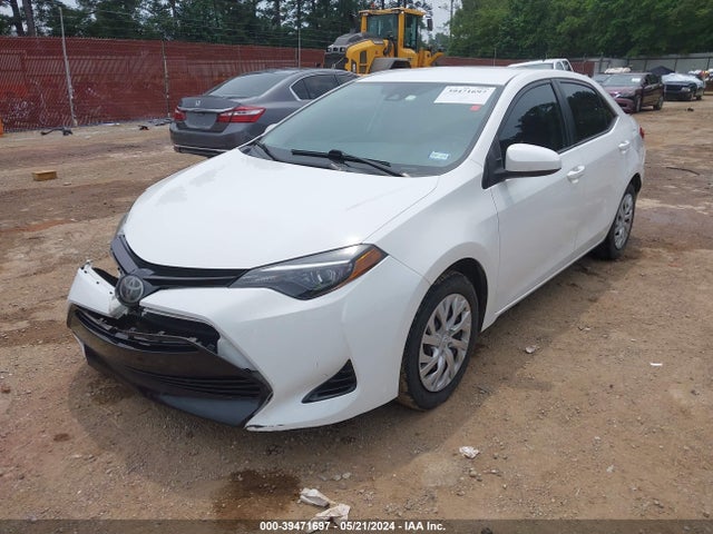 Toyota COROLLA LE 2018 5YFBURHE2JP805202 Image 2