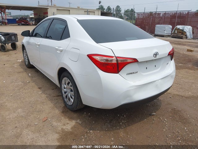 Toyota COROLLA LE 2018 5YFBURHE2JP805202 Image 3