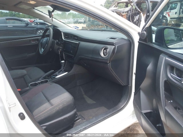 Toyota COROLLA LE 2018 5YFBURHE2JP805202 Image 5
