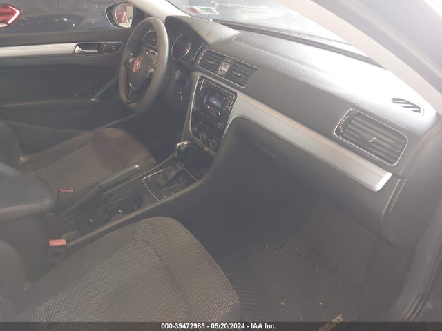 1VWAT7A3XGC030822 Volkswagen Passat 1.8t S