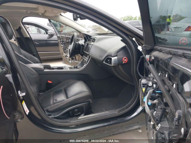 SAJAE4BV2HCP12589 Jaguar Xe 35t Prestige