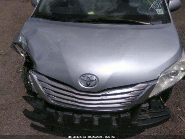 5TDYZ3DC5HS820260 Toyota Sienna Xle 8 Passenger
