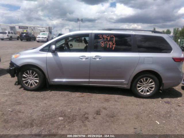 5TDYZ3DC5HS820260 Toyota Sienna Xle 8 Passenger