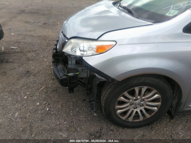 5TDYZ3DC5HS820260 Toyota Sienna Xle 8 Passenger