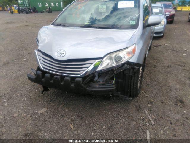 5TDYZ3DC5HS820260 Toyota Sienna Xle 8 Passenger