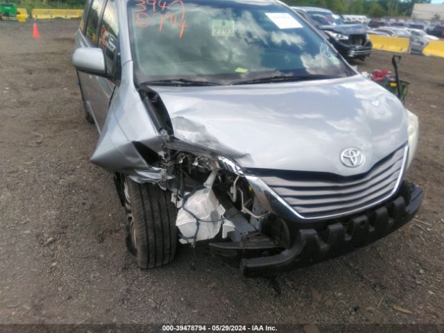 5TDYZ3DC5HS820260 Toyota Sienna Xle 8 Passenger
