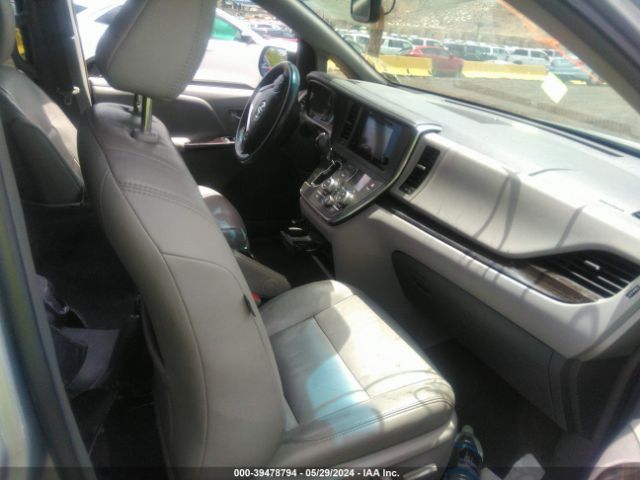 5TDYZ3DC5HS820260 Toyota Sienna Xle 8 Passenger
