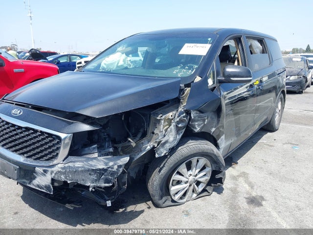 KIA SEDONA LX 2018 KNDMB5C12J6365758 Image 2