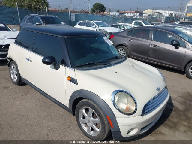 2008 MINI COOPER WMWMF33558TT64446 Photo 0