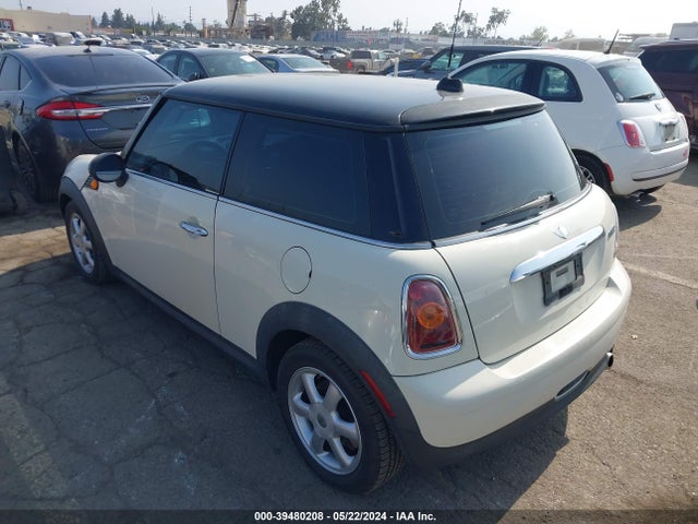 2008 MINI COOPER WMWMF33558TT64446 Photo 2