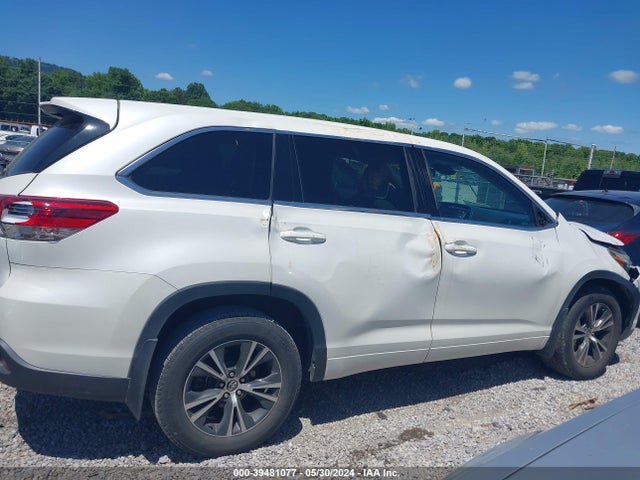Toyota Highlander Le 2018 5TDZARFH8JS039732 Image 13