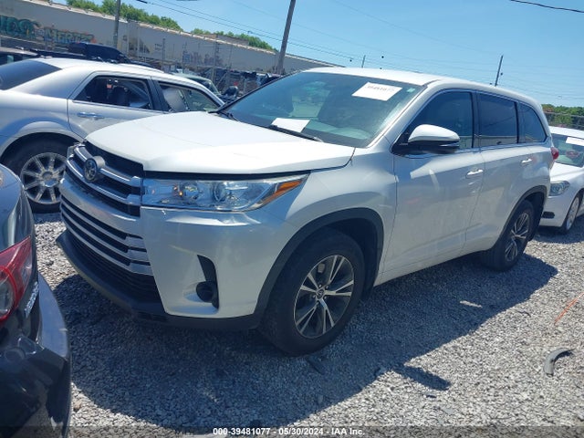 Toyota Highlander Le 2018 5TDZARFH8JS039732 Image 2
