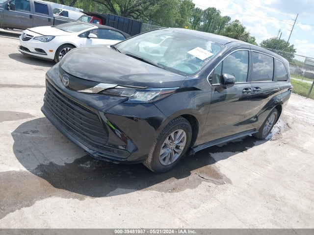 Toyota SIENNA LE 2022 5TDKRKEC0NS117627 Image 2