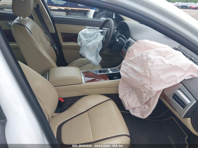 2015 JAGUAR XF SAJWJ0FF8F8U39560 Photo 4