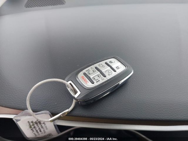 2C4RC1CG9NR208811 Chrysler Voyager Lx