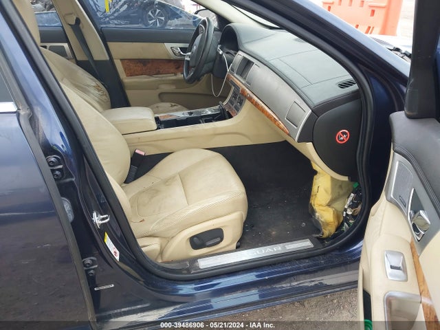 2015 JAGUAR XF SAJWA0FS8FPU57785 Photo 4