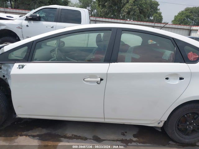 Toyota Prius Two 2015 JTDKN3DU4F1945223 Image 15
