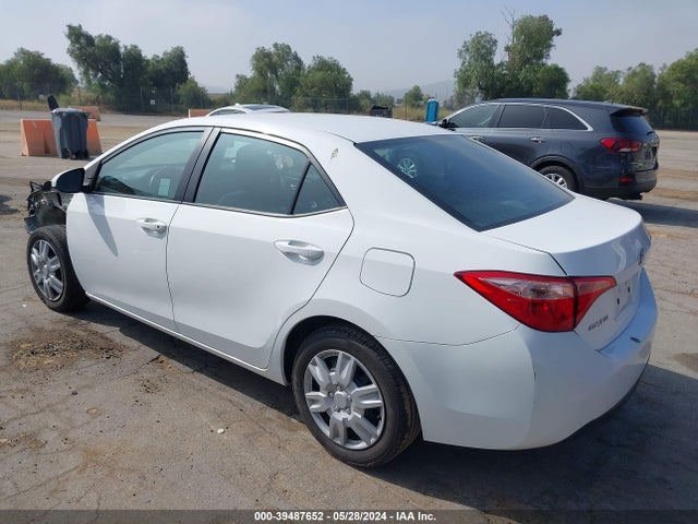 Toyota COROLLA LE 2018 5YFBURHE9JP800160 Image 3