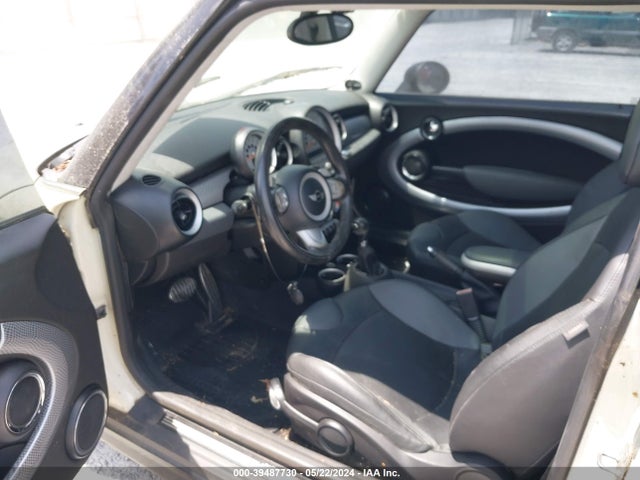 2010 MINI COOPER S WMWMF7C50ATZ70556 Photo 4