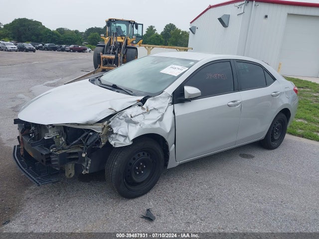 Toyota COROLLA LE 2018 5YFBURHE2JP843089 Image 2