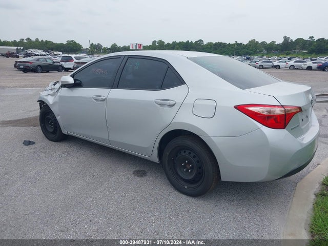 Toyota COROLLA LE 2018 5YFBURHE2JP843089 Image 3