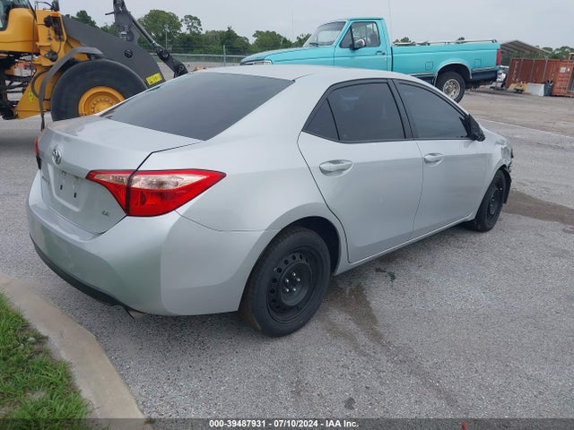 Toyota COROLLA LE 2018 5YFBURHE2JP843089 Image 4