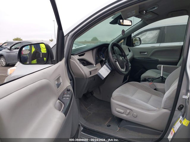 Toyota Sienna Le 8 Passenger 2018 5TDKZ3DC8JS954787 Image 5