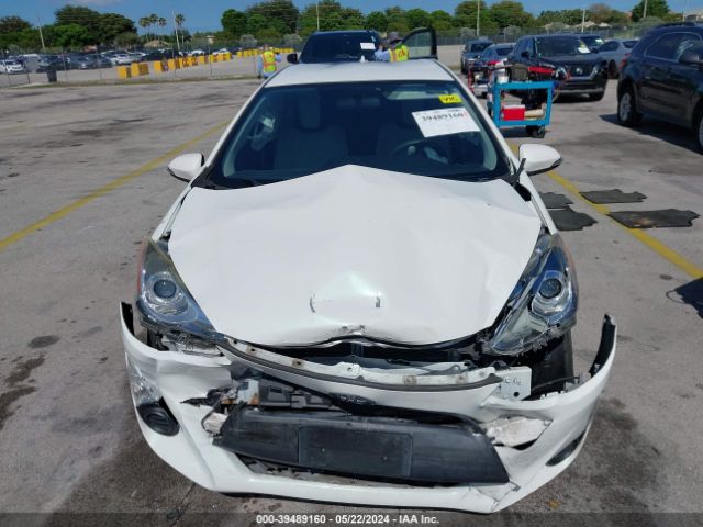 JTDKDTB34F1587215 Toyota Prius C One