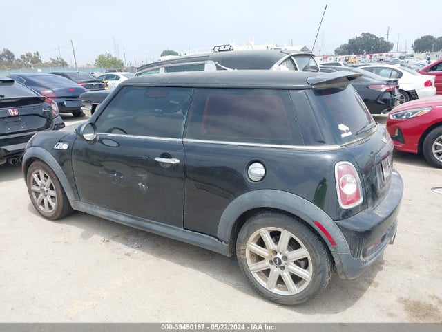 2011 MINI COOPER S WMWSV3C5XBTY23942 Photo 2