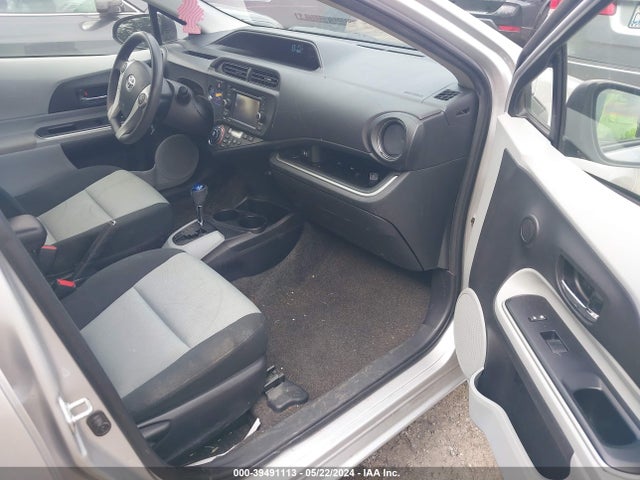 Toyota Prius C Three 2014 JTDKDTB39E1557710 Image 5