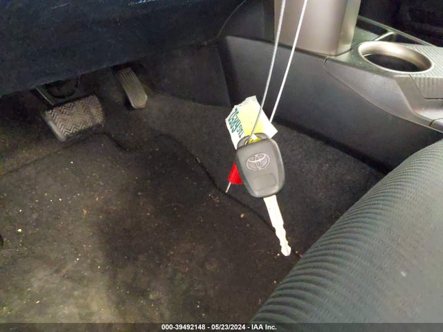 Toyota RAV4 LE 2014 JTMZFREVXED031366 Image 11