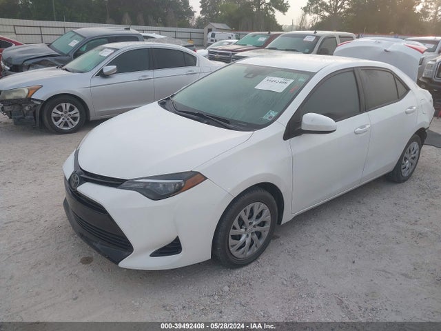 Toyota COROLLA LE 2018 5YFBURHE1JP822783 Image 2