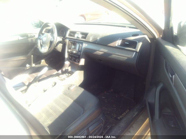 1VWBT7A3XFC027535 Volkswagen Passat 1.8t Se