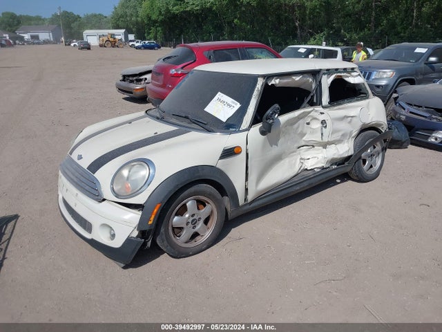 2008 MINI COOPER WMWMF33518TU69131 Photo 1