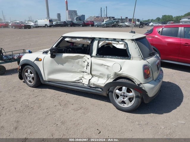 2008 MINI COOPER WMWMF33518TU69131 Photo 2