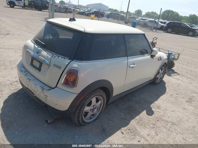 2008 MINI COOPER WMWMF33518TU69131 Photo 3