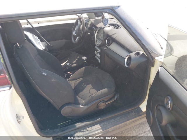 2008 MINI COOPER WMWMF33518TU69131 Photo 4